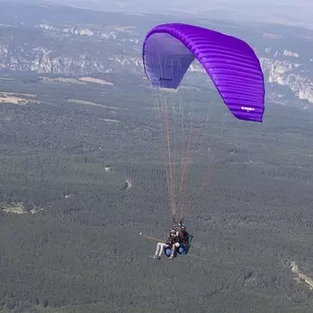 un parapentiste au dessus des gorges de l'aveyron à saint antonin noble val, dans le tarn et garonne en occitanie