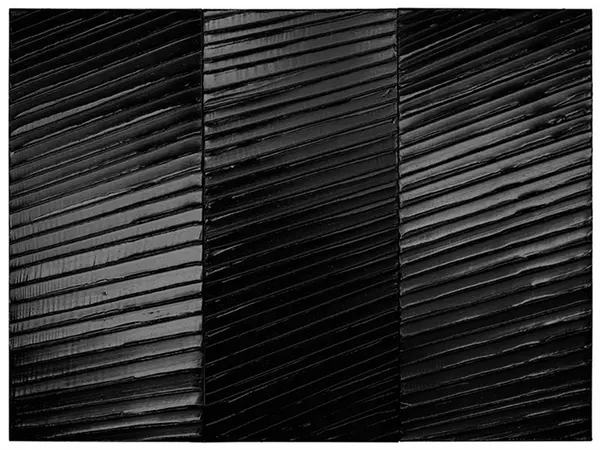 peinture noire de pierre soulages, natif de l'aveyron et qui a son musée à rodez ; la peinture est un triptyque en lignes obliques d'angles différents selon les pans du tableau