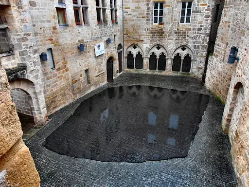 la cour d'entrée du musée champollion à figeac dans le lot avec son pavage et la pierre de rosette reconstitué au sol