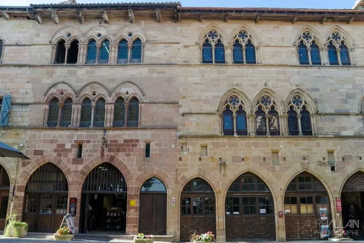 façades de deux palais gothique de cordes sur ciel ; arcatures en ogives, rosaces, vitraux. les bâtiments sont en pierre ; le rez de chaussée est occupé par des boutiques et ateliers.
