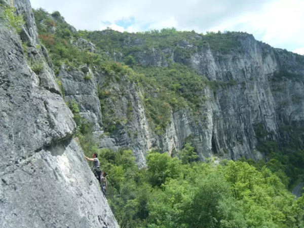 les falaises à pic vers saint-antonin noble-val avec deux personnes qui les escaladent